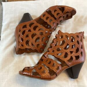 RASOLLI BROWN CUTOUT SHOOTIES.  NEW